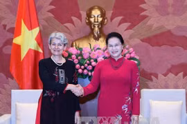 国会主席阮氏金银会（右）见联合国教科文组织总干事伊琳娜•博科娃。（图片来源：越通社）