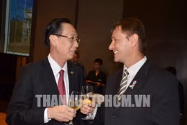 胡志明市人委会常务副主席黎青廉（左）与匈牙利驻胡志明市总领事巴洛格蒂·蒂博尔在纪念典礼上捧杯祝贺。（图片来源：www.hcmcpv.org.vn）