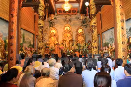 越南同胞们在佛迹寺上香祈求平安好运。
