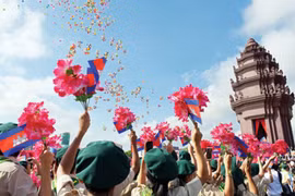 越南党和国家领导致电柬方领导庆祝柬埔寨国庆64周年