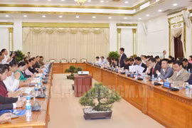 胡志明市领导与老挝中部三省领导就越老建交55周年纪念活动举行计划进行讨论。（图片来源：hcmcpv.org.vn）