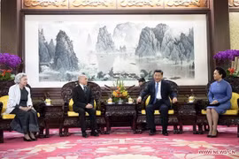 中国国家主席习近平会见柬埔寨国王西哈莫尼 (图片来源： news.cn）
