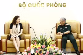 阮志咏上将（右）和比安卡•塞尔女士（图片来源：越通社） 