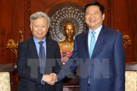 胡志明市市委书记丁罗升会见亚洲基础设施投资银行行长金立群。