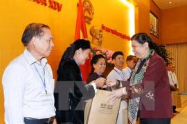 越南国会常务副主席丛氏放向谅山省少数民族同胞代表赠送礼品。