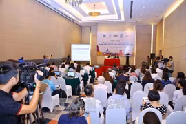 越南工商会主席、APEC工商领导人峰会主席武进禄在​发布会上发表讲话。（图片来源：越通社）