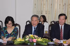 河内市文化与体育局局长苏文动（中间）。