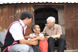 越共中央总书记阮富仲走访嘉莱省特困乡