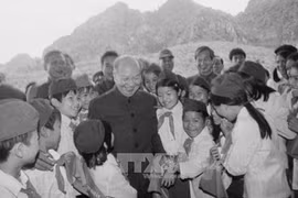 已故总书记长征与儿童们（图片来源：越通社）
