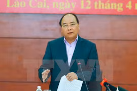  阮春福总理在老街省对该省旅游业、口岸经济发展等发展情况进行调研。（图片来源：越通社）