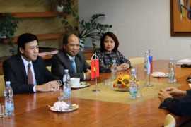 越南驻捷克大使胡明俊会见北摩拉维亚州州长弗德拉克。