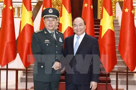 越南政府总理阮春福会见正对越南进行正式友好访问的中共中央政治局委员、中央军委副主席范长龙上将。