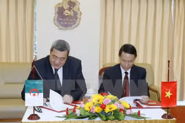 越通社社长阮德利与阿尔及利亚国家通讯社社长阿德令哈密德·卡彻举行会谈。（图片来源：越通社）