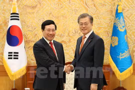 政府副总理兼外长范平明会见韩国总统和总理 同韩国外长举行会谈