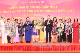 越南国会领导会见各国和国际组织驻越南代表机构女性大使和首席代表