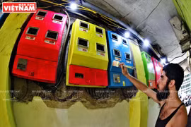 斯科特•马特出钱购买油漆，为行银街 50号胡同墙面“染色”。