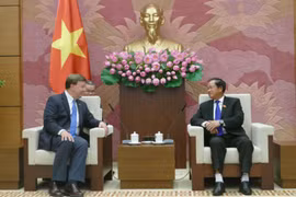 越南国会副主席杜伯巳6日在国会大厦会见美国众议院军事委员会战略力量小组委员会主席迈克 · 罗杰斯。