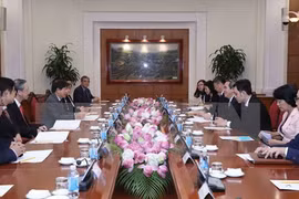 中央经济部部长阮文平与新加坡执政党人民行动党主席许文远举行会谈。（图片来源：越通社）