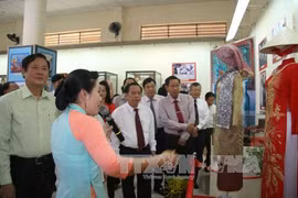 “庆祝东盟成立50周年”图片展在芹苴市正式开幕