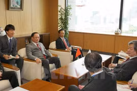 越南公安部副部长阮文成与日本警察厅领导代表举行会谈。
