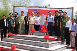 出席41、43号界碑落成典礼的代表合影。（图片来源：http://diendantaynguyen.com）