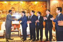河内市人民委员会主席阮德钟向可口可乐越南公司颁发调整注册资金许可证（图片来源于网络）