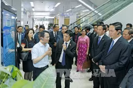 陈大光参观福州市行政服务中心。