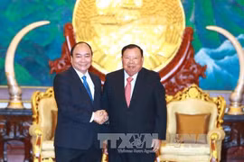阮春福（左）拜会老挝人民革命党中央总书记本扬·沃拉吉。
