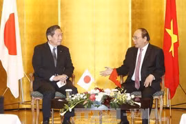 阮春福分别会见马自达汽车公司执行官Yuji Nakamine。（图片来源：越通社）