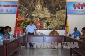 西南部地区事务指导委员会常务副主任山明胜造访茶荣省kom pong寺。（图片来源：越通社）