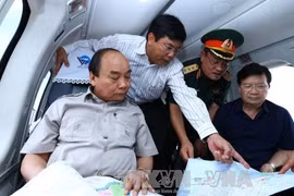 阮春福总理视察九龙江三角洲受气候变化影响的地区（图片来源：越通社）