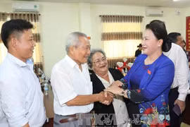 国会主席阮氏金银与芹苴市选民接触（图片来源：越通社）