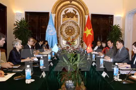 越南UNESCO国家委员会主任黎淮忠同UNESCO总干事伊琳娜·博科娃进行会谈。