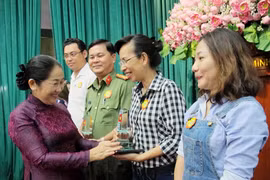 胡志明市市委副书记武氏蓉向个人和集体颁发奖金