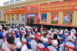 “越南共产党——从大会走向大会”资料图片展开幕式场景（图片来源：越南人民报）