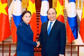 越南政府总理阮春福会见老挝国会主席巴妮•雅陶都（图片来源：越通社）