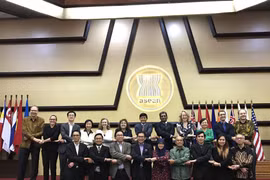 出席东盟一体化倡议(IAI)工作组第53次会议的代表们合影。