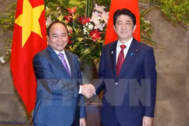 阮春福总理2016年5月访日期间会见日本首相安倍晋三