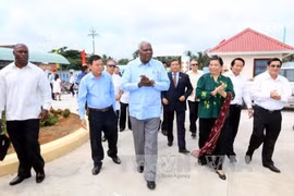 古巴全国人民政权代表大会​主席埃斯特万·拉索·埃尔南德斯访问槟椥省。（图片来源：越通社）​