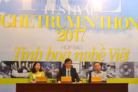 组委会代表在新闻发布会上介绍活动的相关消息（图：越南旅游网）