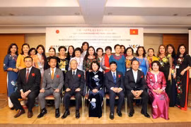 国家副主席邓氏玉盛同越日两国企业代表合影。（图片来源：越通社）
