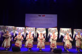 白俄罗斯歌舞剧院艺术家在老街省表演
