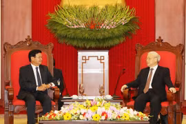 越共中央总书记阮富仲会见老挝总理通伦·西苏里。（图片来源：越通社）