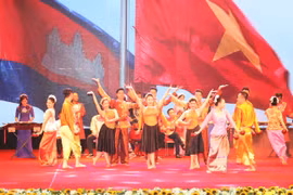 越南与柬埔寨建立外交关系50周年纪念大会上的文艺演出。（图片来源：越通社）