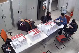 职能力量进行检查该批走私苹果手机（图片来源：职能机关提供的）