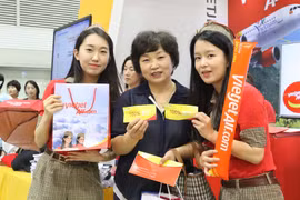 展览会上，参观者参加抽签活动，有机会获得零越盾起的机票或者打八、九折的优惠码