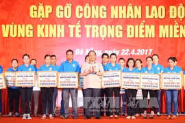 阮春福部分家境困难的员工赠送礼物。
