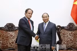 阮春福总理（右）与海牙常设仲裁法院秘书长雨果·汉斯。