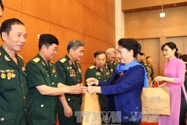 阮氏金银向越南人民军第二军团老战士赠送礼物。
