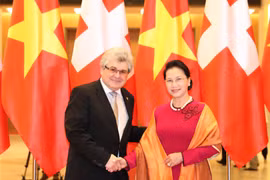 国会主席阮氏金银(右）和瑞士联邦院议长伊沃·比绍夫贝尔格（左）。（图片来源：越通社）
